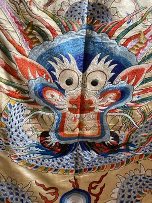 Grand panneau de forme carrée en soie brodée à décor de trois dragons à cinq griffes sur fond jaune, Chine, 19ème — photo 10