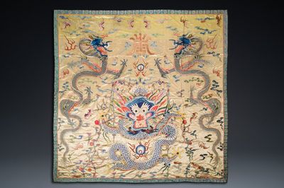 Grand panneau de forme carrée en soie brodée à décor de trois dragons à cinq griffes sur fond jaune, Chine, 19ème