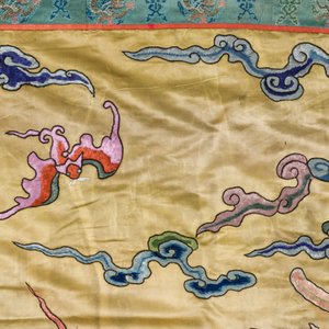 Grand panneau de forme carrée en soie brodée à décor de trois dragons à cinq griffes sur fond jaune, Chine, 19ème — photo 3