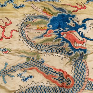 Grand panneau de forme carrée en soie brodée à décor de trois dragons à cinq griffes sur fond jaune, Chine, 19ème — photo 4