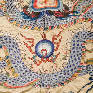 Grand panneau de forme carrée en soie brodée à décor de trois dragons à cinq griffes sur fond jaune, Chine, 19ème — photo 8