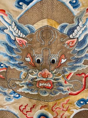 Grand panneau en soie brodée à fil d'or à décor d'un dragon impérial, Chine, 19ème — photo 4