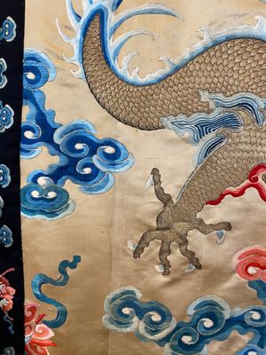 Grand panneau en soie brodée à fil d'or à décor d'un dragon impérial, Chine, 19ème — photo 5