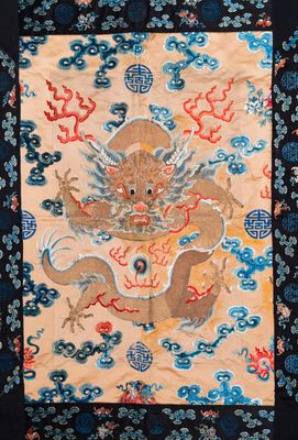 Grand panneau en soie brodée à fil d'or à décor d'un dragon impérial, Chine, 19ème