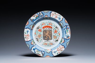 Grand plat armorié en porcelaine de Chine famille verte aux armes de Brabant, Kangxi