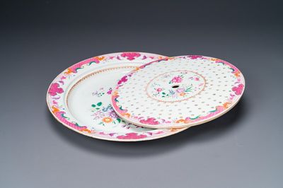 Grand plat avec passoire en porcelaine de Chine famille rose à décor floral, Qianlong