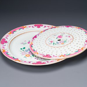 Grand plat avec passoire en porcelaine de Chine famille rose à décor floral, Qianlong — photo 1