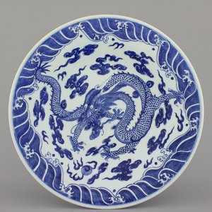 Grand plat bleu et blanc à décor de dragon, Chine, 19e — photo 1