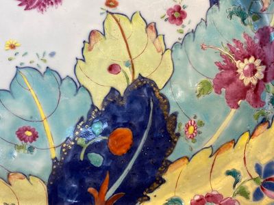 Grand plat de forme octogonale en porcelaine de Chine famille rose à décor de feuilles de tabac, Qianlong — photo 2