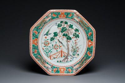 Grand plat de forme octogonale en porcelaine de Chine famille verte, Kangxi