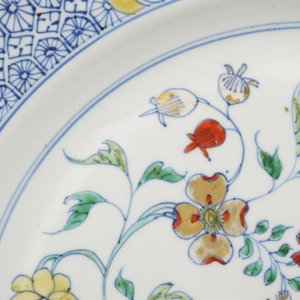 Grand plat doucai en porcelaine de Chine, Kangxi ou Yongzhen — photo 6