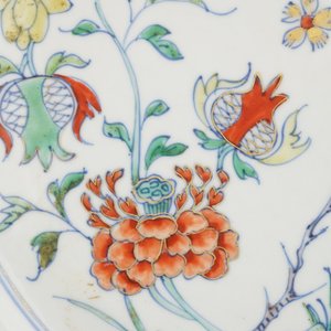 Grand plat doucai en porcelaine de Chine, Kangxi ou Yongzhen — photo 7