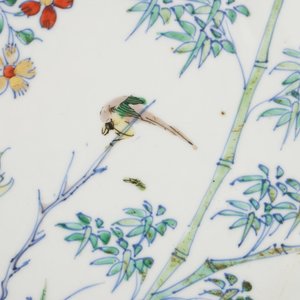 Grand plat doucai en porcelaine de Chine, Kangxi ou Yongzhen — photo 8