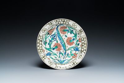 Grand plat en faïence polychrome d'Iznik à décor 'Saz', la Turquie, fin du 16ème