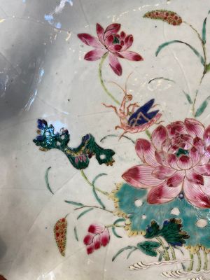 Grand plat en forme de lotus en porcelaine de Chine famille rose à décor appliqué, Yongzheng/Qianlong — photo 3