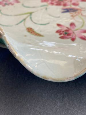 Grand plat en forme de lotus en porcelaine de Chine famille rose à décor appliqué, Yongzheng/Qianlong — photo 9