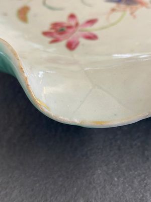 Grand plat en forme de lotus en porcelaine de Chine famille rose à décor appliqué, Yongzheng/Qianlong — photo 10