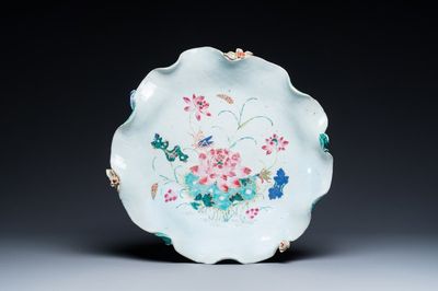 Grand plat en forme de lotus en porcelaine de Chine famille rose à décor appliqué, Yongzheng/Qianlong