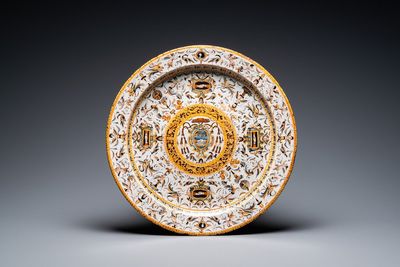 Grand plat en majolique italienne aux armes du Cardinal Toschi, Deruta, daté 1609