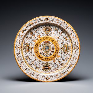 Grand plat en majolique italienne aux armes du Cardinal Toschi, Deruta, daté 1609 — photo 1
