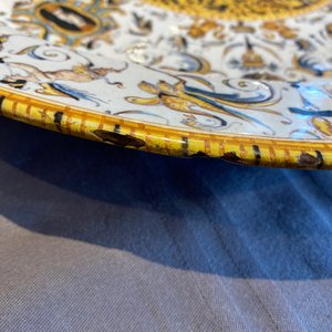 Grand plat en majolique italienne aux armes du Cardinal Toschi, Deruta, daté 1609 — photo 14
