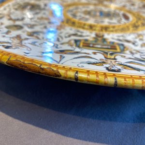 Grand plat en majolique italienne aux armes du Cardinal Toschi, Deruta, daté 1609 — photo 16