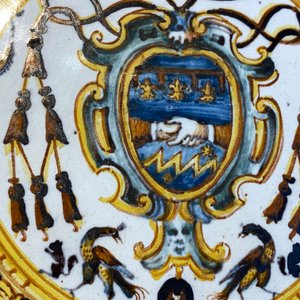 Grand plat en majolique italienne aux armes du Cardinal Toschi, Deruta, daté 1609 — photo 23