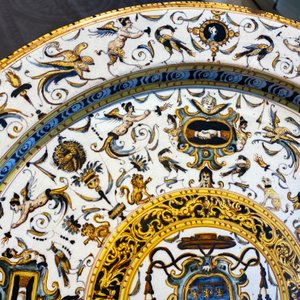 Grand plat en majolique italienne aux armes du Cardinal Toschi, Deruta, daté 1609 — photo 6