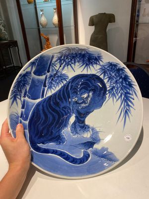Grand plat en porcelaine Arita de Japon en bleu et blanc à décor d'un tigre, marque de Fuuki Chousun 富貴長春, Edo, 18/19ème — photo 6