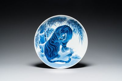 Grand plat en porcelaine Arita de Japon en bleu et blanc à décor d'un tigre, marque de Fuuki Chousun 富貴長春, Edo, 18/19ème