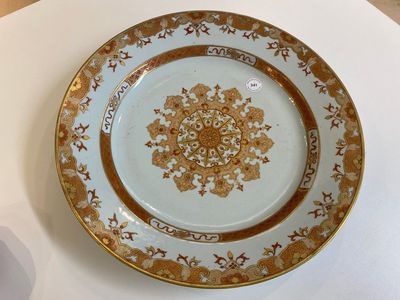 Grand plat en porcelaine de Chine à décor ornemental en rouge de fer et doré, Qianlong — photo 1