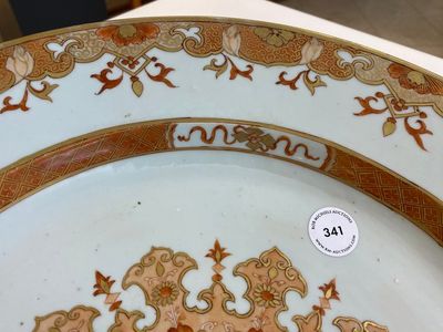 Grand plat en porcelaine de Chine à décor ornemental en rouge de fer et doré, Qianlong — photo 3