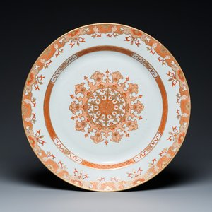 Grand plat en porcelaine de Chine à décor ornemental en rouge de fer et doré, Qianlong — photo 1