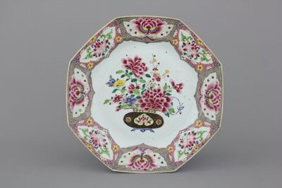 Grand plat en porcelaine de Chine avec papillons, famille rose, 18e