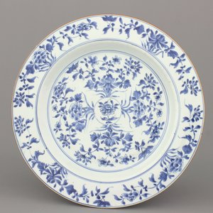 Grand plat en porcelaine de Chine, bleu et blanc à décor floral, Kangxi — photo 1