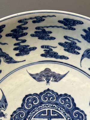 Grand plat en porcelaine de Chine en bleu et blanc à décor de chauves-souris et longévité, 19ème — photo 3
