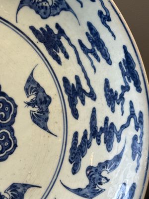Grand plat en porcelaine de Chine en bleu et blanc à décor de chauves-souris et longévité, 19ème — photo 4