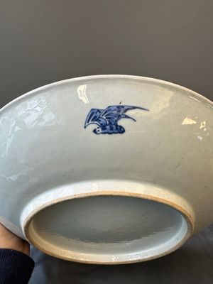 Grand plat en porcelaine de Chine en bleu et blanc à décor de chauves-souris et longévité, 19ème — photo 7