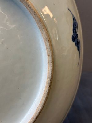 Grand plat en porcelaine de Chine en bleu et blanc à décor de chauves-souris et longévité, 19ème — photo 9