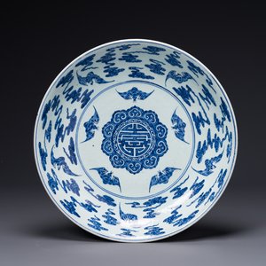 Grand plat en porcelaine de Chine en bleu et blanc à décor de chauves-souris et longévité, 19ème — photo 1