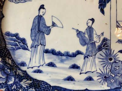 Grand plat en porcelaine de Chine en bleu et blanc à décor d'une scène du 'Xi Xiang Ji', Qianlong — photo 2