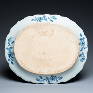 Grand plat en porcelaine de Chine en bleu et blanc à décor d'une scène du 'Xi Xiang Ji', Qianlong — photo 2