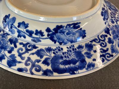 Grand plat en porcelaine de Chine en bleu et blanc avec médaillon central bombé, Kangxi — photo 4