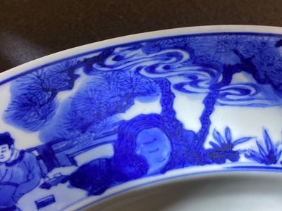 Grand plat en porcelaine de Chine en bleu et blanc avec médaillon central bombé, Kangxi — photo 9
