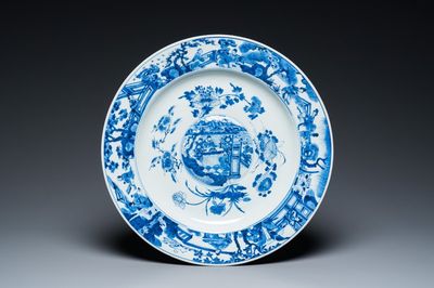 Grand plat en porcelaine de Chine en bleu et blanc avec médaillon central bombé, Kangxi