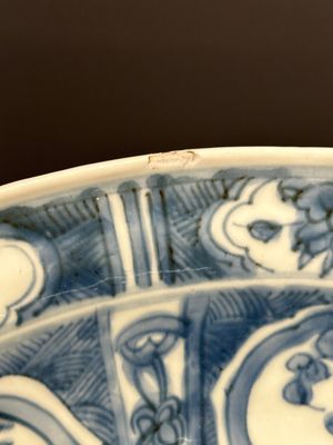 Grand plat en porcelaine de Chine en bleu et blanc dite 'de Swatow' représentant un homard et une carpe dans un village de pêcheurs, Ming — photo 3