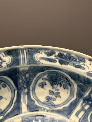 Grand plat en porcelaine de Chine en bleu et blanc dite 'de Swatow' représentant un homard et une carpe dans un village de pêcheurs, Ming — photo 8