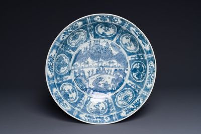 Grand plat en porcelaine de Chine en bleu et blanc dite 'de Swatow' représentant un homard et une carpe dans un village de pêcheurs, Ming