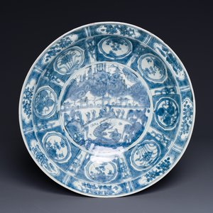 Grand plat en porcelaine de Chine en bleu et blanc dite 'de Swatow' représentant un homard et une carpe dans un village de pêcheurs, Ming — photo 1