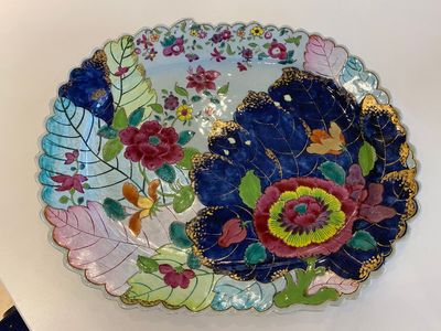 Grand plat en porcelaine de Chine famille rose à décor de feuilles de tabac, Qianlong — photo 1